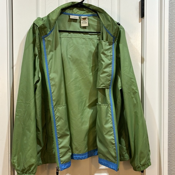 Woman’s L.L. Bean Rain Jacket O BUX3. Hooded, Nylon, lightweight. EUC! - Picture 10 of 10
